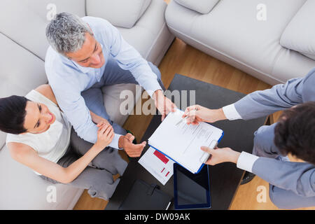 Venditore mostra contratto al giovane Foto Stock