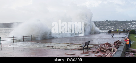 Penzance Promenade e il lungomare durante febbraio 2014 tempeste Foto Stock