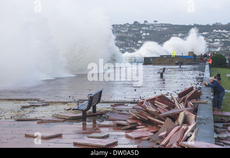 Penzance Promenade e il lungomare durante febbraio 2014 tempeste Foto Stock