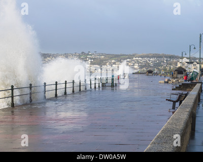 Penzance Promenade e il lungomare durante febbraio 2014 tempeste Foto Stock