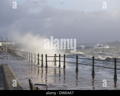 Penzance Promenade e il lungomare durante febbraio 2014 tempeste Foto Stock