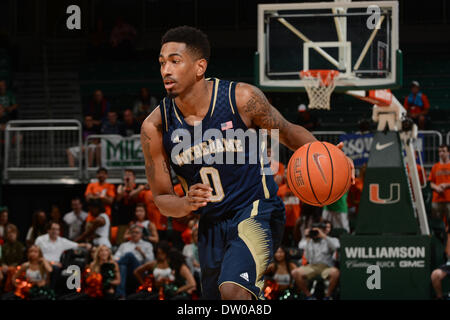 Coral Gables, FL, Stati Uniti d'America. Il 22 febbraio, 2014. Eric Atkins #0 di Notre Dame in azione durante il NCAA pallacanestro tra gli uragani di Miami e la Cattedrale di Notre Dame Fighting Irish presso la banca United Center in Coral Gables, FL. Gli uragani sconfitto il 71-64 Irlandese. © csm/Alamy Live News Foto Stock