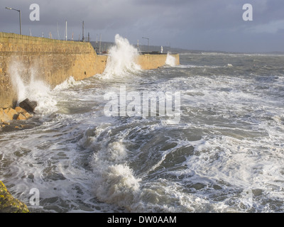 Penzance Promenade e il lungomare durante febbraio 2014 tempeste Foto Stock