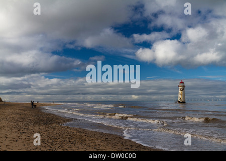 La gente camminare sulla spiaggia da Talacre Lighthouse al punto di Ayr in Flintshire, il Galles del nord Foto Stock