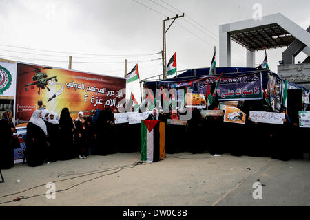 La striscia di Gaza, Territori palestinesi. 24 Febbraio, 2014. Una donna Palestinese ha organizzato una manifestazione di protesta a tenda davanti al Rafah valico di frontiera con l'Egitto nel sud della striscia di Gaza, il 24 febbraio 2014. ad esigere che l'Egitto sollevare border crossing restrizioni. L'Egitto ha imposto restrizioni come parte di una campagna con le sue forze di sicurezza contro i jihadisti in lawless penisola del Sinai, che confina con la striscia di Gaza e Israele. © Abed Rahim Khatib/NurPhoto/ZUMAPRESS.com/Alamy Live News Foto Stock