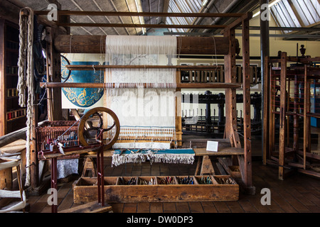 Xix secolo legno vecchio haute lisse telaio usato per la tessitura di arazzi tradizionali a MIAT, industrial museum, Gand, Belgio Foto Stock