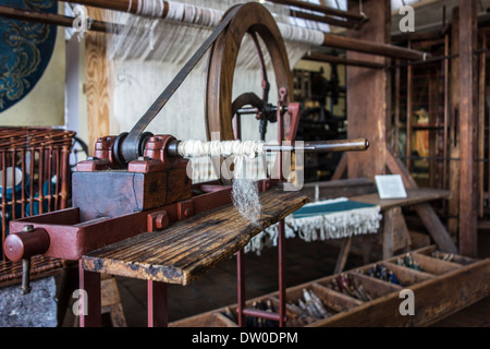 Xix secolo legno vecchio haute lisse telaio usato per la tessitura di arazzi tradizionali a MIAT, industrial museum, Gand, Belgio Foto Stock