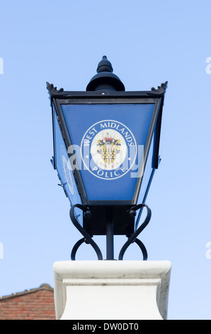 West Midlands blu polizia lampada montato su colonna al di fuori strada di rose a una stazione di polizia in Harborne, Birmingham Foto Stock