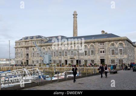 Vecchi edifici in pietra restaurati al Royal William Yard in Plymouth, Devon Foto Stock