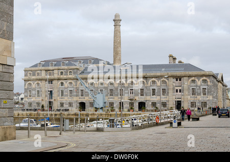 Vecchi edifici in pietra restaurati al Royal William Yard in Plymouth, Devon Foto Stock