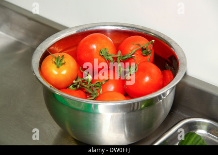 Acciaio inossidabile terrina di pomodori freschi Foto Stock