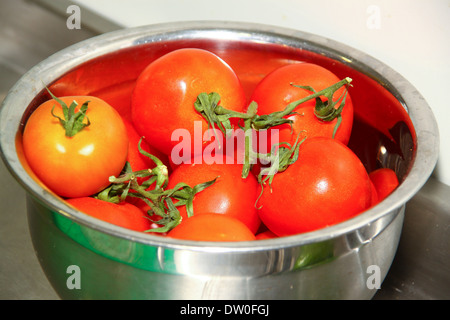 Acciaio inossidabile terrina di pomodori freschi Foto Stock