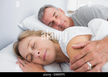 Calma giovane dormendo e spooning nel letto Foto Stock