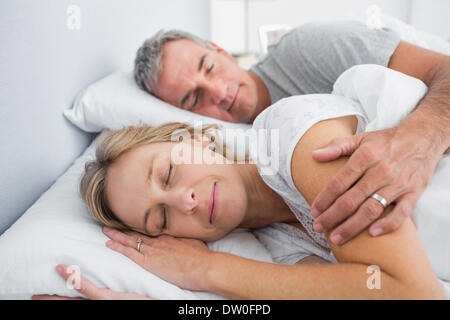 Giovane dormendo e spooning nel letto Foto Stock