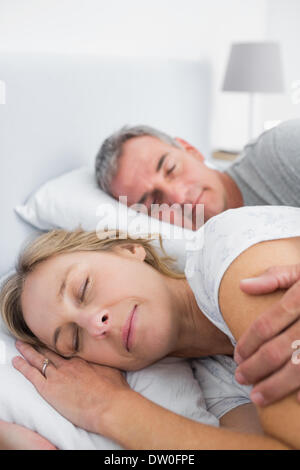 Tranquillo giovane dormendo e spooning nel letto Foto Stock