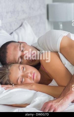 Carino coppia dormendo e spooning nel letto Foto Stock