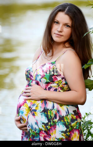 La donna incinta in estate in acqua Foto Stock