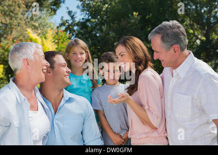 Famiglia sorridente e nonni parlando Foto Stock