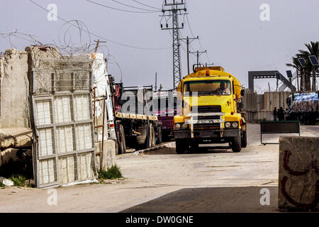 La striscia di Gaza, Territori palestinesi. 24 Febbraio, 2014. Carrelli palestinese di aspettare di essere ammessi in attraversamento di Kerem Shalom tra Israele e il sud della striscia di Gaza il 25 febbraio 2014. La striscia di Gaza è militante Hamas governanti hanno detto che prevede di lasciare che imprenditori privati prendere in mano le redini del territorio palestinese di valichi di frontiera con l'Egitto e Israele. La fascia costiera, la cui aria e mare corsie sono bloccati da Israele, ha tre terreni; valichi di Erez e Kerem Shalom con Israele e Rafah con l'Egitto. Foto Abed Rahim Khatib / NurPhoto (credito Immagine: © Abed Rahim Khatib/NurPhoto/ZUMAPRES Foto Stock