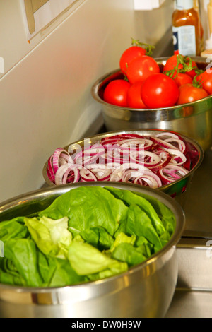 Un trito di insalata e verdure sul cibo area prep Foto Stock