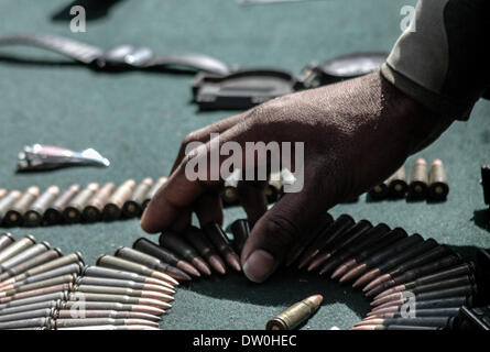 Charkud, Kashmir . 25 feb 2014. Esercito indiano display soldati armi e munizioni alla testa dell'esercito quarti village Charkud in Lolab Kupwara circa 120 chilometri a nord di Srinagar, 25 febbraio 2014. Almeno sette sospetti militanti separatisti sono stati uccisi in una pistola di battaglia con forze di sicurezza indiane in India-Kashmir amministrato dopo che agisce su un tip-off, le forze di sicurezza hanno circondato un'area nelle foreste di Lolab nel distretto di Kupwara, 150 chilometri a nord-ovest della capitale Srinagar, hanno detto i funzionari. © Shafat Sidiq/NurPhoto/ZUMAPRESS.com/Alamy Live News Foto Stock