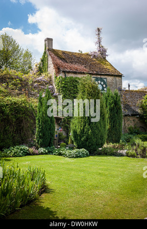 Giardino anteriore al Wild Duck inn e ristorante in Ewen GLOUCESTERSHIRE REGNO UNITO Foto Stock