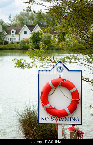 La vita per la cinghia di sicurezza ma anche un monito contro il nuoto in questa acqua a Cotswold Water Park Regno Unito Foto Stock