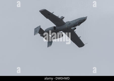 Marzo 17, 2007 - Tucson, Arizona, Stati Uniti d'America - Un-10 velivolo vola capovolto sopra la pista a Davis-Monthan AFB a Tucson, in Arizona in questo 2007 foto d'archivio. Davis-Monthan è casa per l'ala 355a, che supporta la A-10. Il Pentagono ha annunciato ieri i piani di ritiro A-10 come un costo a misura di taglio per preparare per eventuale consegna del F-35 multipurpose fighter. L'A-10 è servito dal ritardo nella guerra del Vietnam e contemporanei di guerra in Afghanistan e in Iraq. Il velivolo è generalmente lodato per i piloti e gli equipaggi di servizio per la sua capacità di sopravvivenza e di prestazioni. ( Foto Stock