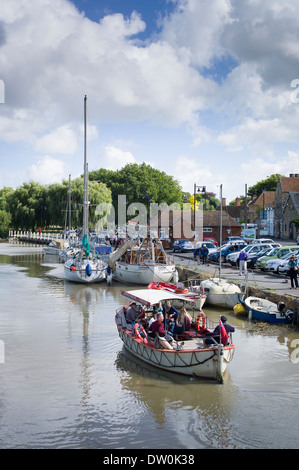 Piacere barca crociera sul Fiume Stour in Sandwich REGNO UNITO Foto Stock