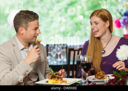 Allegro giovane mangiare insieme Foto Stock