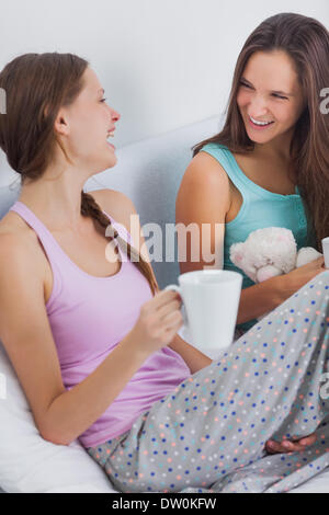 Due ragazze seduta sul letto Foto Stock