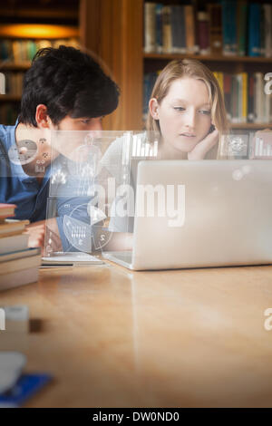 Studenti concentrati a lavorare sulle nuove tecnologie Foto Stock