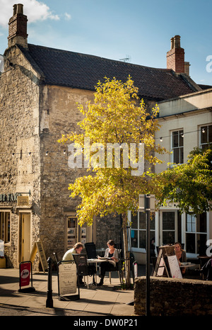 Seduto fuori il grasso Fowl ristorante in Bradford on Avon Regno Unito Foto Stock