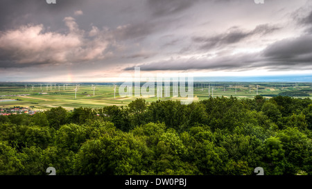 Paesaggio con mulini a vento in Austria nei pressi di Berg Foto Stock