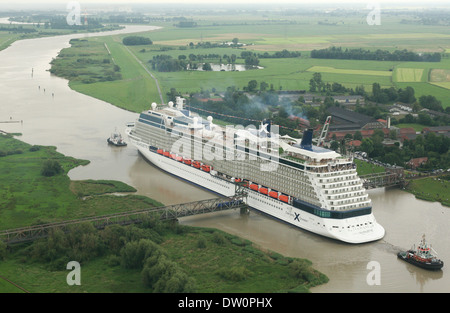 Nave da crociera Celebrity Silhouette lascia il cantiere navale Papenburg, dove ella fu costruito e fatto galleggiare indietro al mare. Foto Stock