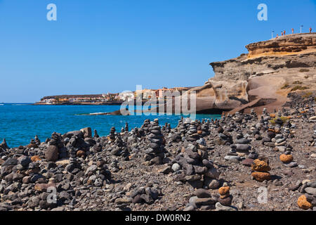 Pila di pietre sulla spiaggia Foto Stock