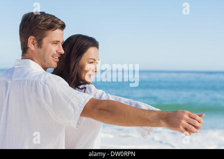 Coppia romantica rilassante sulla spiaggia Foto Stock