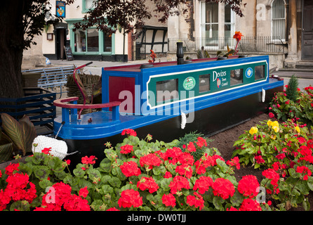 Display floreale in Devizes Regno Unito città che riflette la vicinanza di Kennet & Avon canal e barche Foto Stock