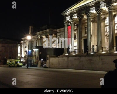 Londra, Regno Unito. 25 feb 2014. Cordone di polizia fuori area esterna National Gallery in Trafalgar Square, Londra, come uomo rischia di saltare da una battuta. Nota: immagine presa su iphone. Credito: Nelson pereira/Alamy Live News Foto Stock