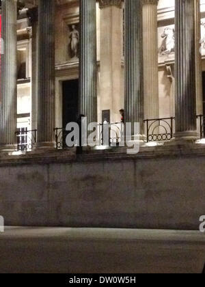 Londra, Regno Unito. 25 feb 2014. Cordone di polizia fuori area esterna National Gallery in Trafalgar Square, Londra, come uomo rischia di saltare da una battuta. Nota: immagine presa su iphone. Credito: Nelson pereira/Alamy Live News Foto Stock