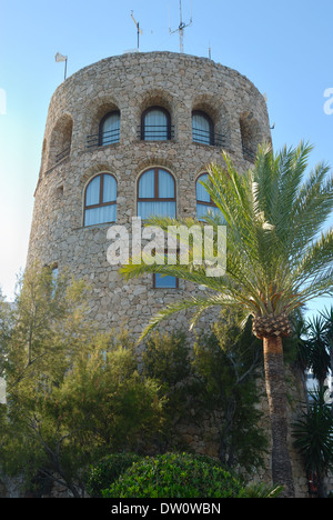 Torre di avvistamento a Puerto Banus, una marina si trova a Marbella, Andalusia, Spagna Foto Stock