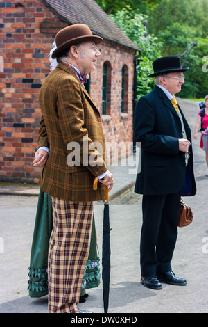 Persone vestite in costume Vittoriano, Blists Hill cittadina in stile vittoriano, Telford Shropshire Inghilterra Foto Stock