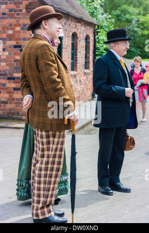 Persone vestite in costume Vittoriano, Blists Hill cittadina in stile vittoriano, Telford Shropshire Inghilterra Foto Stock