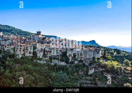 L'Europa, Francia, Alpes-Maritimes. Tourettes sur Loup. Il borgo arroccato. Foto Stock