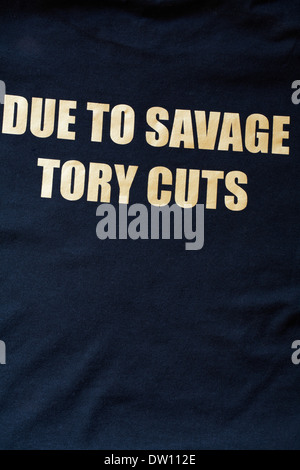 A causa di savage Tory tagli - Dettagli sul retro del black t-shirt Foto Stock