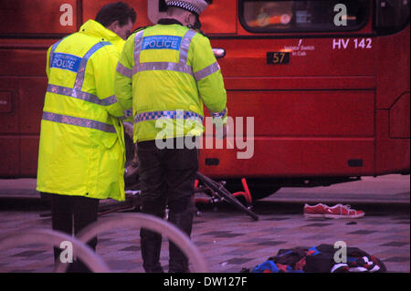 Clapham Junction, Londra, Regno Unito. Il 25 febbraio 2014. Ciclista portato in ospedale in condizione di minaccia per la vita dopo una collisione con il bus a Clapham Junction Londra centrale 25/02/2014 Credit: JOHNNY ARMSTEAD/Alamy Live News Foto Stock