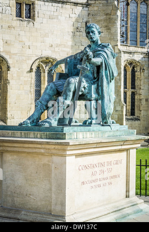 Costantino il Grande statua al di fuori di York Minster e York, UK. Foto Stock