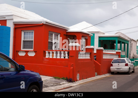 Dipinto luminosamente case colorate in Hamilton Bermuda, con i tradizionali tetti in pietra. Foto Stock