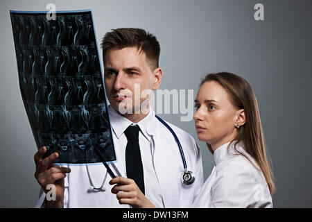 I medici team con MRI scan spinale Foto Stock