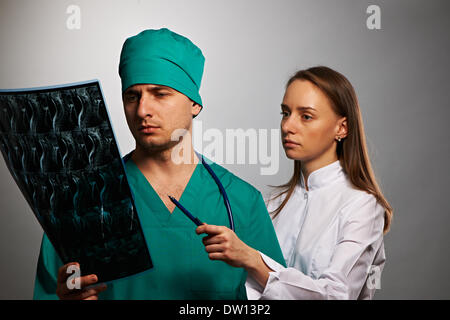 I medici team con MRI scan spinale Foto Stock